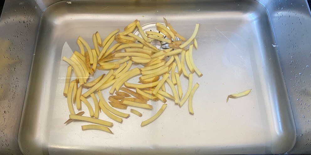 Die Kartoffelsticks wasche ich nach dem Schneiden.