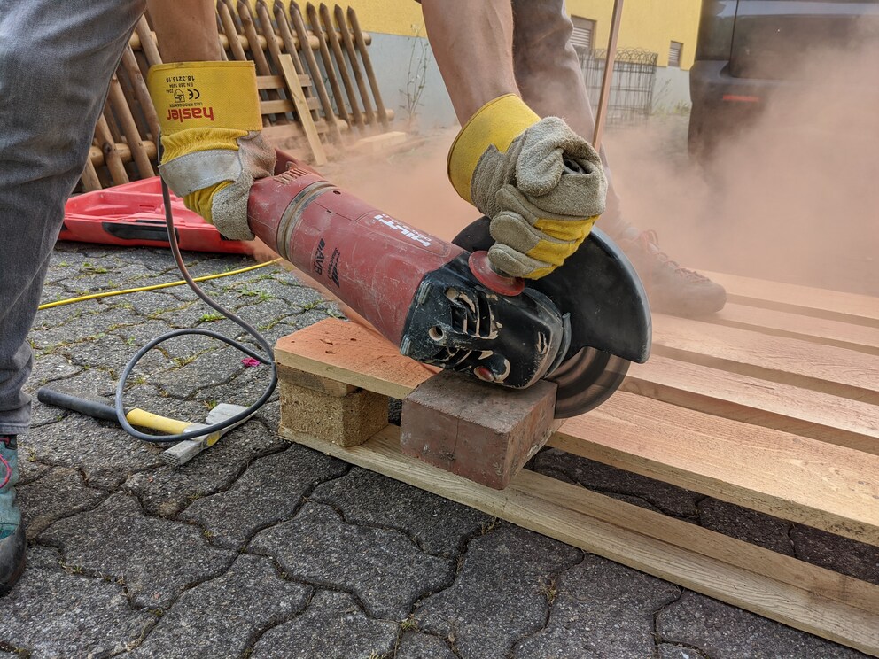 Der Winkelschleifer macht kurzen Prozess mit den Steinen.
