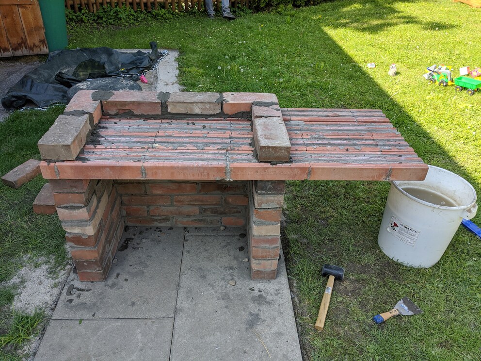 Durch das Gewicht musst du aufpassen, dass der Grill nicht plötzlich schräg wird.