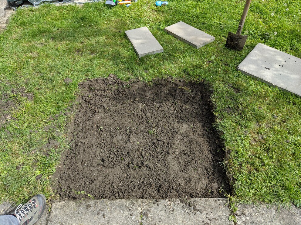 Zuallererst wird ein Loch für das Fundament gestochen.