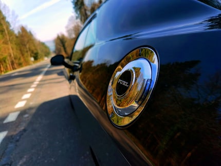 Ein Dodge Challenger im Morgenlicht aus der Kamera des P40 Pro