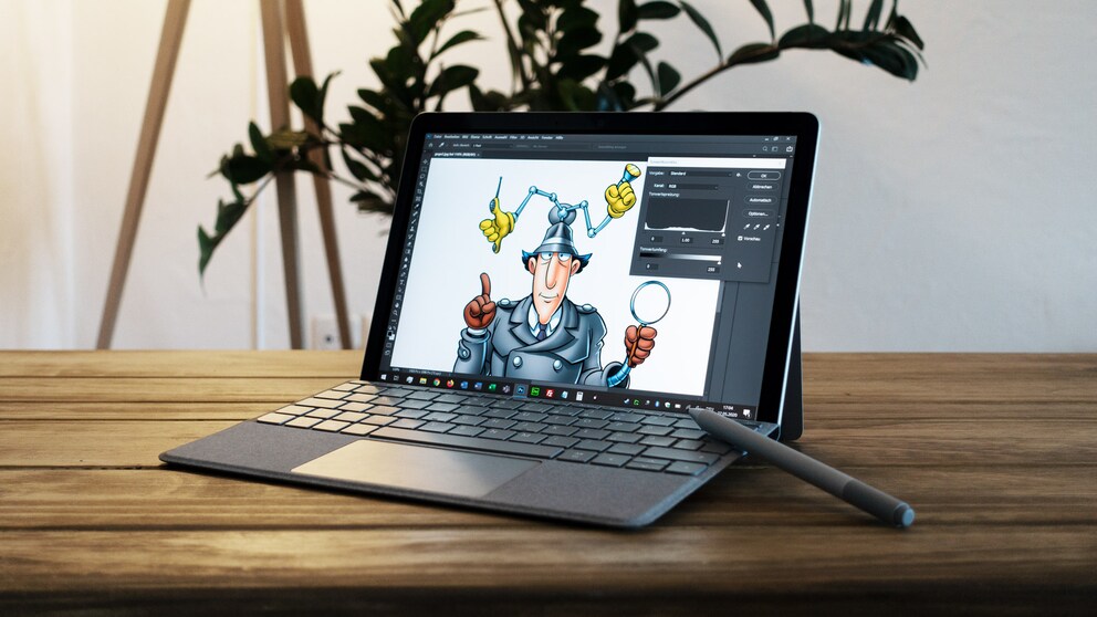 Obschon das Display ein halbes Zoll grösser ist, hat das Surface Go 2 die selben Abmessungen wie sein Vorgänger.