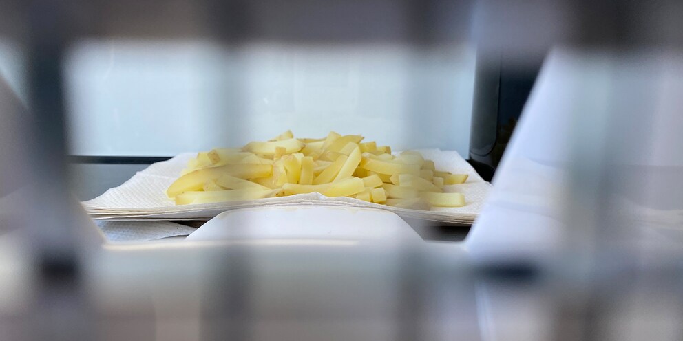 Die festkochenden Kartoffeln sind schon geschnitten und gekocht, die mehligkochenden Artgenossen müssen da noch durch.