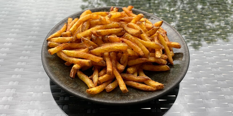 Die Fritten aus mehligkochenden Kartoffeln setzen dem Geschmack die Krone auf.