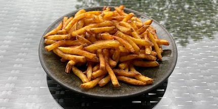 Die Fritten aus mehligkochenden Kartoffeln setzen dem Geschmack die Krone auf.