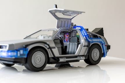 The flux compensator lights up inside the vehicle.