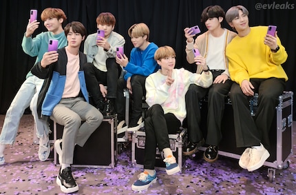 BTS at the seance for its Samsung phone