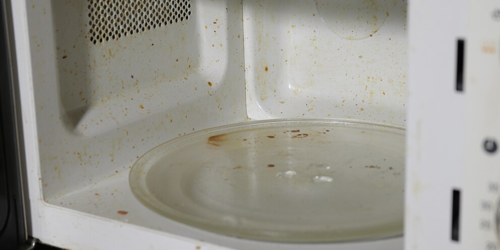 Selbst Eingebranntes kriegst du mit Essigwasser aus der Mikrowelle.