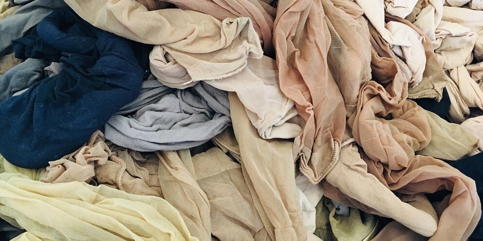 Ausgediente Strümpfe nicht entsorgen: Sie sind der unschlagbare Ersatz für Mikrofasertücher.
