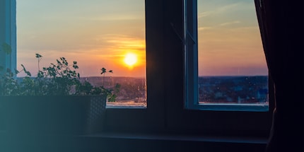 Die Sonne trägt nebst viel Licht auch Hitze in die eigenen vier Wände.