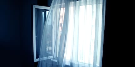 Abends und die Nacht hindurch die Fenster offen zu lassen, kühlt die Innenräume ab.