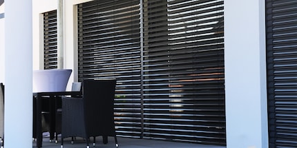 Die Rollläden solltest du schliessen, sobald Sonnenlicht durchs Fenster scheint.