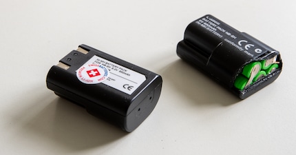 Appearances are deceiving: the battery that works is the one on the right.