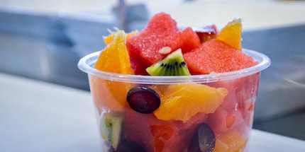Ein Früchtebecher zum Zmittag ist perfekt für heisse Sommertage.