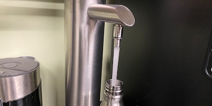 Mit Wasser kompensierst du den Flüssigkeitsverlust, den du durch die Hitze erleidest.
