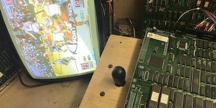 Eine Konami-JAMMA-Platine aus einem Arcade-Spielautomaten.