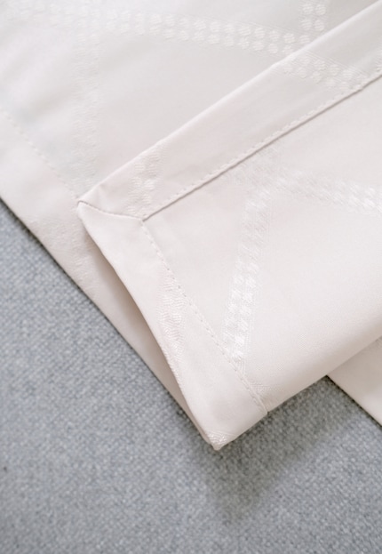 The top and bottom of the polyester tablecloth are uncoated.