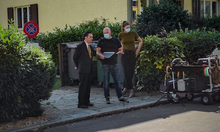 Der Regisseur (mitte), die Turnschuhfrau (rechts) und sein Star (links)