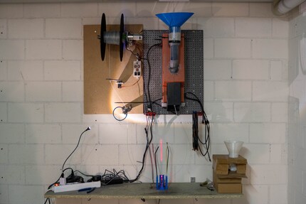 Eine selbstgebaute Konstruktion produziert das Filament.