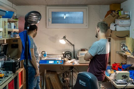 Das Kellerabteil ist bis an die Wände gefüllt mit Material und Geräten.