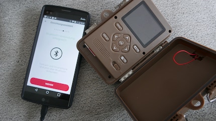 Das Innenleben: Batteriefach, SD-Slot, USB-Anschluss, das Display und ein paar Buttons.