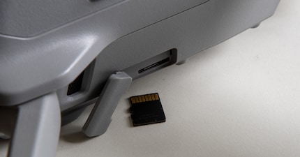 Bei der Mavic Air 2 ist der Kartenslot durch eine Gummikappe geschützt.