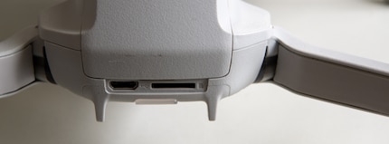 DJI Mavic Mini: Keine Sensoren hinten und keine Abdeckung beim Speicherkarten-Slot