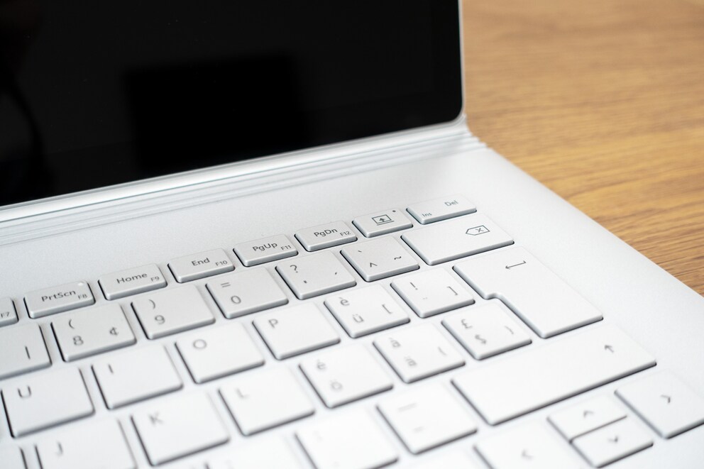 Mit der Taste neben Delete wird das Tablet freigegeben um es von der Basis zu trennen.