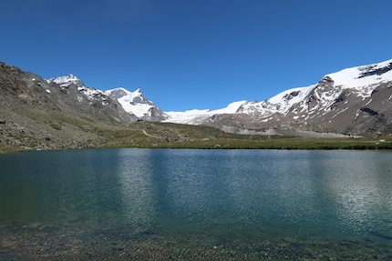 One of the many mountain lakes above Zermatt between Blauherd and Sunnegga. The Fluhalp mountain restaurant in the background is tiny.