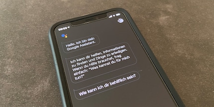 Auch via Handy kannst du mit dem Google Assistant sprechen.