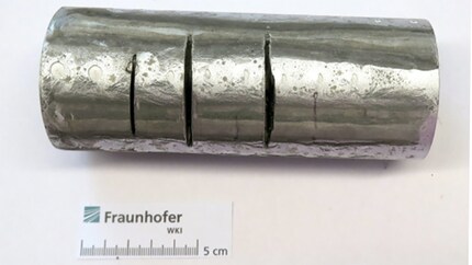 Eine Probe von «Proteus». Zwar kommt man mit dem Winkelschleifer unter die Oberfläche, doch früher oder später stösst man auf eine Kugel. Bild: Dr. Florian Bittner, Institut für Kunststoff- und Kreislauftechnik IKK, Leibniz Universität Hannover, Deutschland/ Fraunhofer-Institut für Holzforschung, Wilhelm-Klauditz-Institut WKI, Hannover, Deutschland
