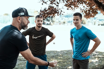 Es wird Kopf und Yannick bekommt den EMS-Suit. Wer ist jetzt nochmal Yannick?