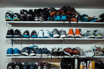 Die Laufschuhe von Mama und Papa im Keller.