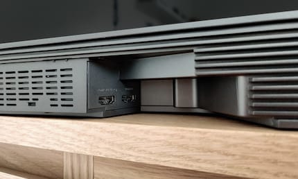 Zwei HDMI-Eingänge, einer davon HDMI-ARC