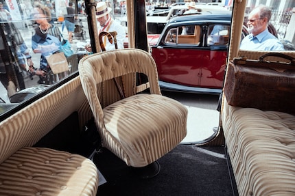 The three seats in the Detroit Electric 1918 are set out like a train compartment.