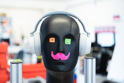 Der Kanzler mit Microsoft-Kopfhörern