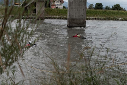 Eine reglose Person im Wasser – jetzt muss es schnell gehen.