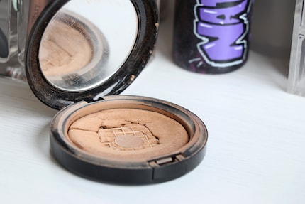 One wipe. One wiping motion. And your powder looks like new again. At least the packaging does.