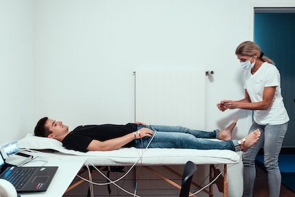 Yannick bei der bioelektrischen Impedanzanalyse.