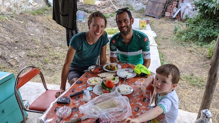 Kaum unterwegs, schon eingeladen: Lous und Julen bei einer Familie in der Nähe von Bozüyük.