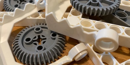 The parts are handy, solidly built and facilitate easy assembly.