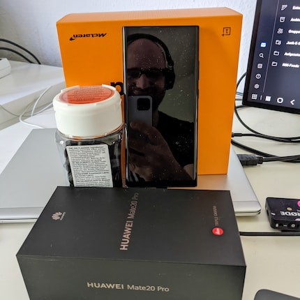 Für Videocall improvisierte Smartphone-Halterung.