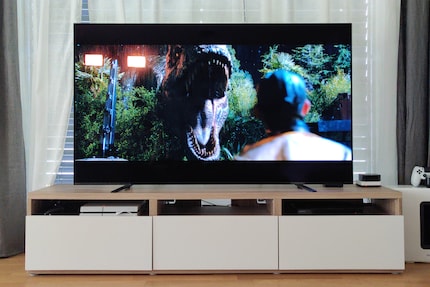 Böser T-Rex wirft Blick auf Mitternachtssnack.