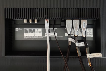 Mittlerweile besitze ich so viele externe Geräte, dass ich ihre HDMI-Kabel angeschrieben habe. So als Tipp. Für dich.