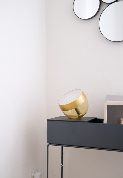 Metallische Details wie der goldene Ring machen Iris BT zum Hingucker.