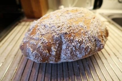 Das leckere, selbstgebackene Ur-Dinkelbrot nach dem betteryou-Rezept. / Bild: Patrick Bardelli