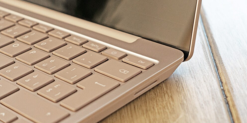 Keine Windows-Hello-Kamera, dafür ein Fingerabdrucksensor im Power Button.