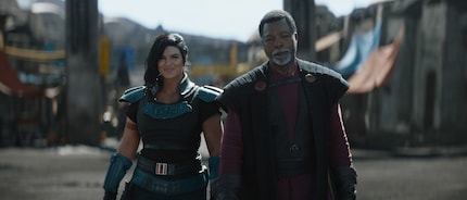Carasynthia Dune (Gina Carano) and Greef Karga (Carl Weathers)