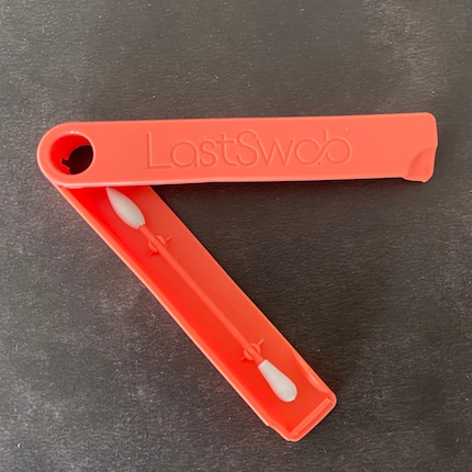 Im Lieferumfang ist neben dem Lastswab-Stäbchen ein handliches Flip-Case enthalten.