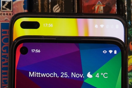 Egal ob mit einer oder zwei Linsen, die Frontkameras befinden sich in einem Loch im Display.
